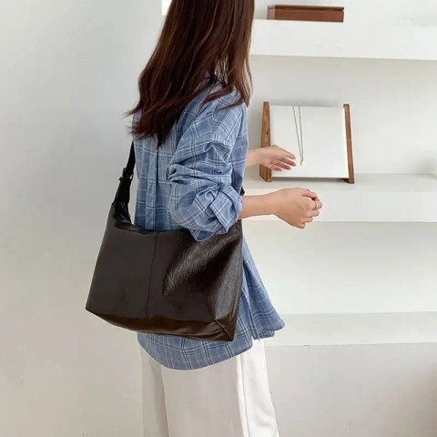Trendy Women's Leather Shoulder Bag - Casual Tote with Zipper Closure