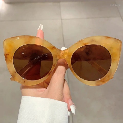 Luxury Designer Women's Vintage Oversized Cat Eye Sunglasses - Fashionable & Sexy