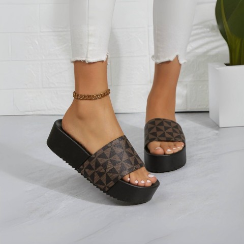 High-Quality Free Shipping Women's Black Platform Slippers for Indoor Outdoor Use