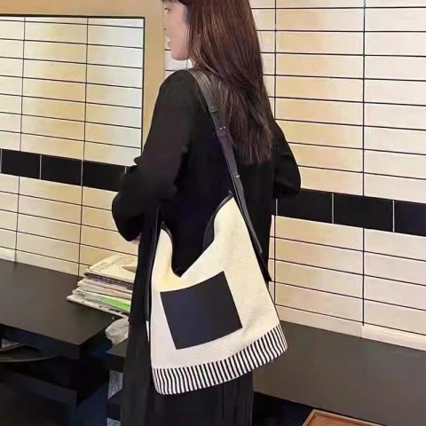 Fashionable 2025 Women's High-capacity Lightweight Drawstring Commute Shoulder Bucket Bag