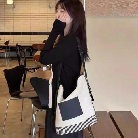 Fashionable 2025 Women's High-capacity Lightweight Drawstring Commute Shoulder Bucket Bag