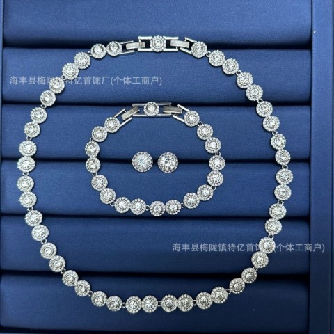 Designer Swarovski Silver Preppy Pendant Necklace Set for Women