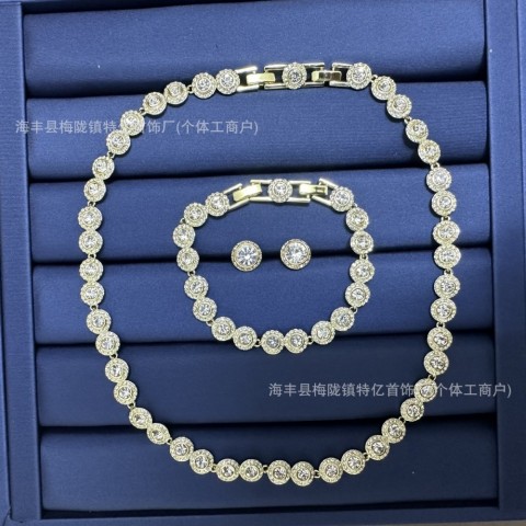 Designer Swarovski Silver Preppy Pendant Necklace Set for Women