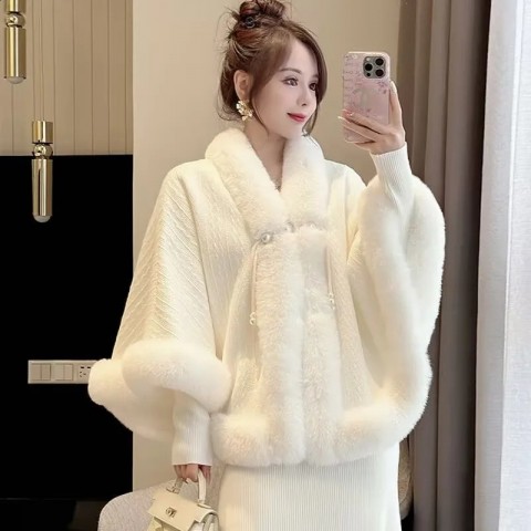 Luxury Chinese Style Winter Cloak Poncho for Women with Thickened Fur Plush