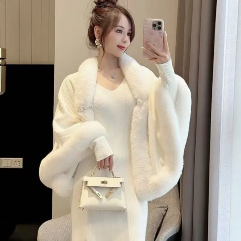 Luxury Chinese Style Winter Cloak Poncho for Women with Thickened Fur Plush