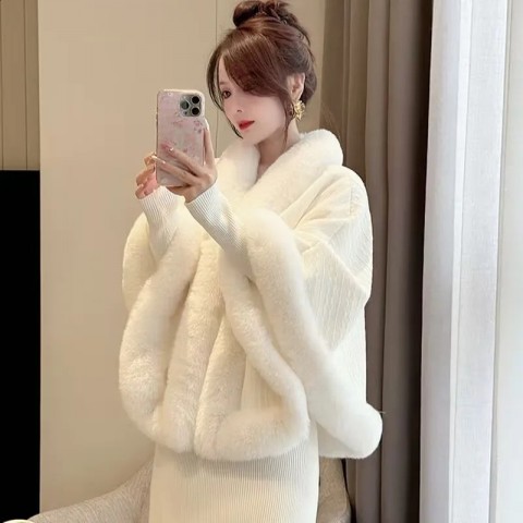 Luxury Chinese Style Winter Cloak Poncho for Women with Thickened Fur Plush