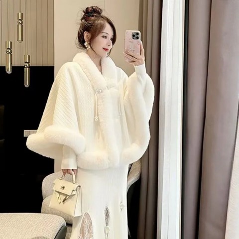 Luxury Chinese Style Winter Cloak Poncho for Women with Thickened Fur Plush