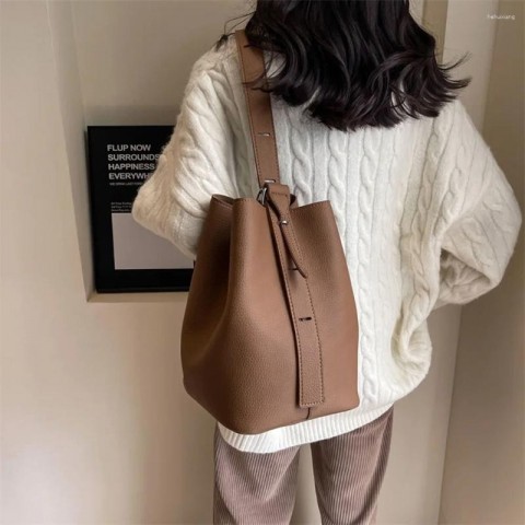 2024 Retro Women's Commuter Shoulder Bucket Bag with Adjustable Strap and Mini Purse